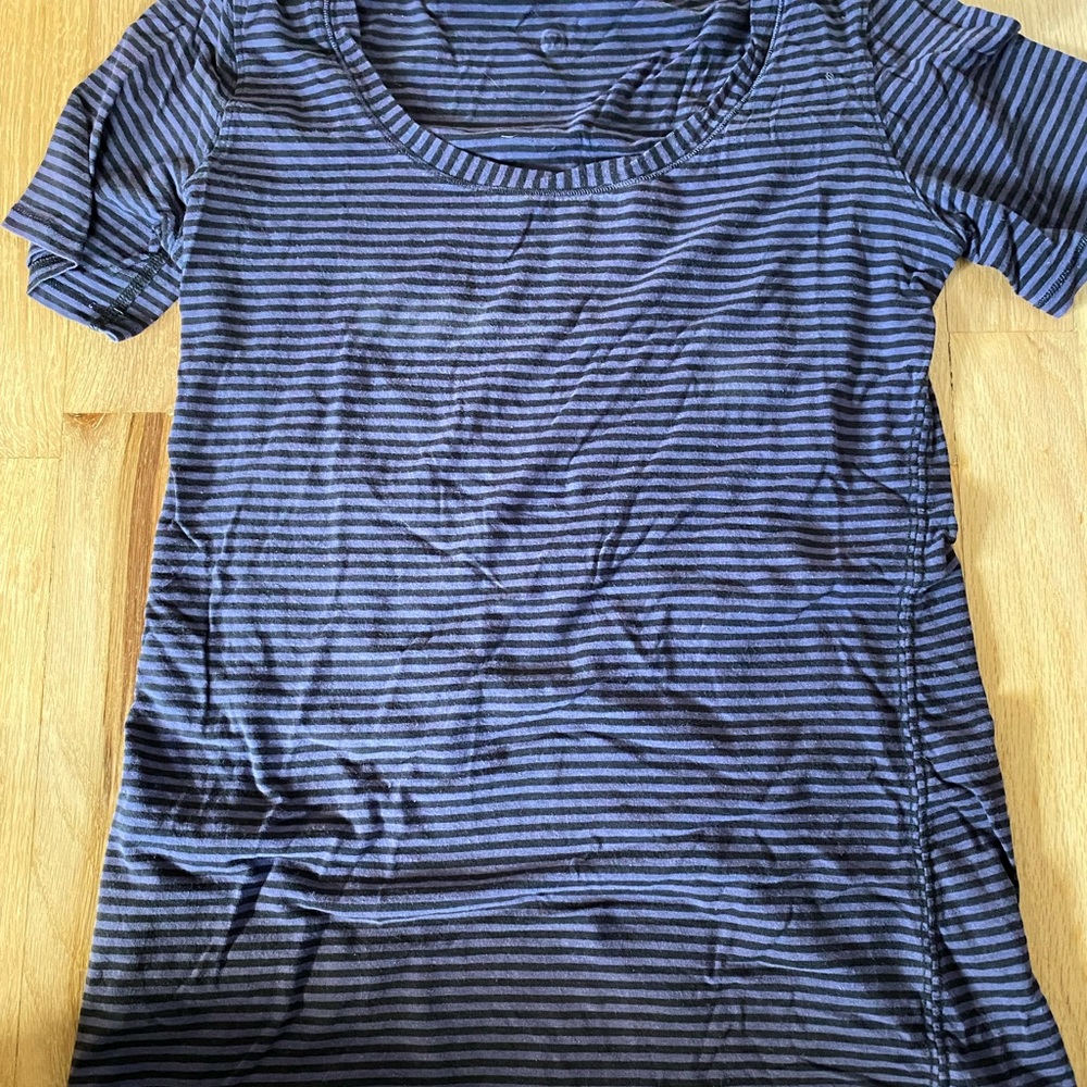 ONLY WORN ONCE - Lululemon short sleeved shirt